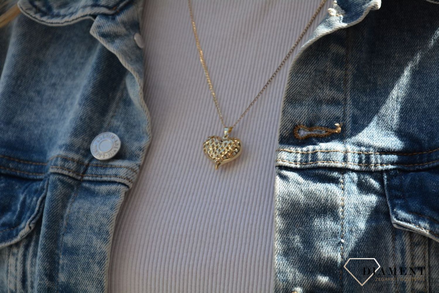 Złoty wisiorek na łańcuszek o ponadczasowej formie serca, wykonany z 8-karatowego złota to biżuteria symbolizująca głęboką miłość i oddanie..jpg